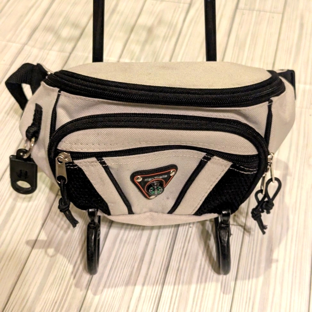 Unisex High Trails 4-Pocket Fanny Pack, Hip Bag with Compass Gray/Beige/Black